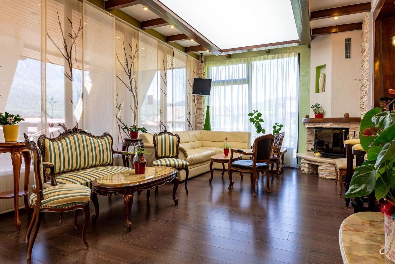 Casa Freya Hotel Buşteni Buitenkant foto